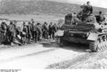 Bundesarchiv Bild 101I-163-0332-25, Griechenland, Kriegsgefangene neben Panzer IV.jpg