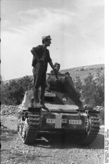 Bundesarchiv Bild 101I-201-1561-23, Balkan, italienischer Panzer.jpg