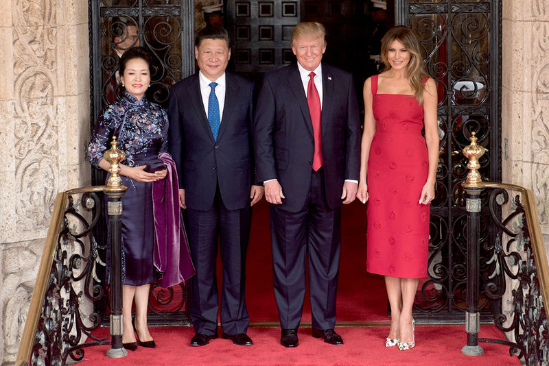 Soubor:Peng Liyuan, Xi Jingping, Donald Trump and Melania Trump at the entrance of Mar-a-Lago, April 2017.jpg