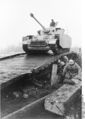 Bundesarchiv Bild 101I-689-0194-16A, Russland, Panzer IV auf Fehelfsbrücke.jpg