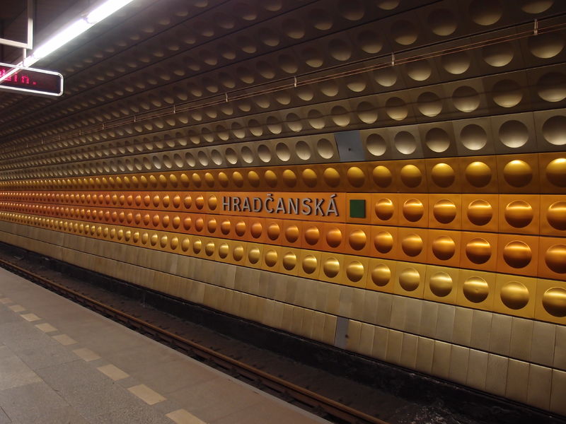 Soubor:Hradcanska metro station 2018Z02.JPG