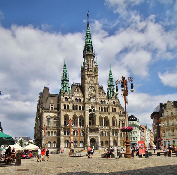 Soubor:Liberec náměstí a radnice.jpg