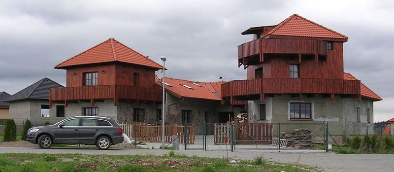 Soubor:Trnová, dům-hrad (01).jpg