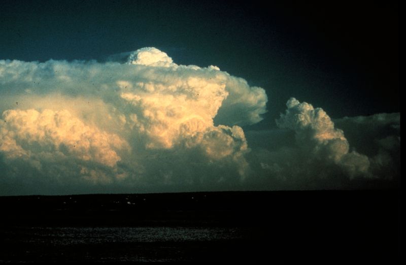 Soubor:Cumulonimbus13 - NOAA.jpg