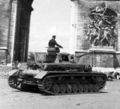 Bundesarchiv Bild 101III-Zschaeckel-170-20, Paris, Panzer IV der LSSAH vor Triumphbogen 2.jpg
