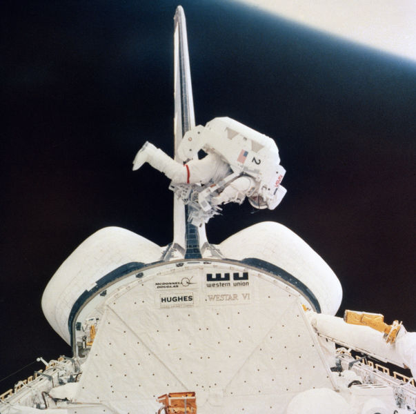 Soubor:STS-41-B EVA.jpg