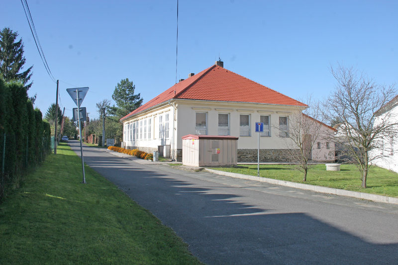 Soubor:Lovčice škola.JPG