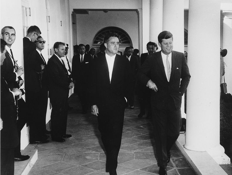 Soubor:Sargent Shriver-JFK.jpg