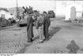 Bundesarchiv Bild 101I-304-0627-27A, Sardinien, Palau Marina, Offiziere, Panzer IV.jpg