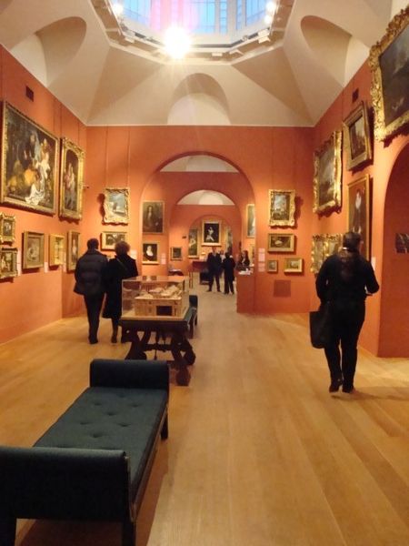 Soubor:Dulwich-picture-gallery-interior.JPG