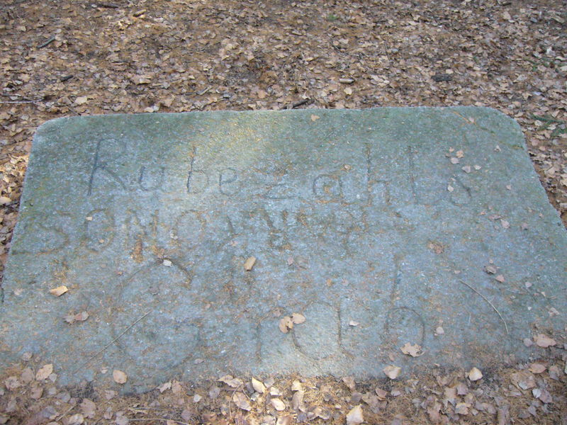 Soubor:Symboliczny grób Karkonosza.JPG