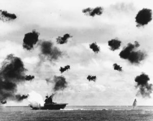 USS Yorktown zasažen leteckým torpédem