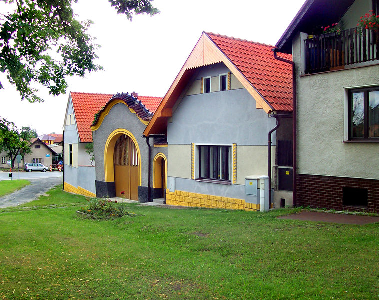 Soubor:Ovčáry, Old farm.jpg