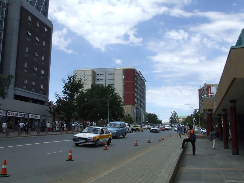 Soubor:Kingsway-main-street-of-Maseru.jpg