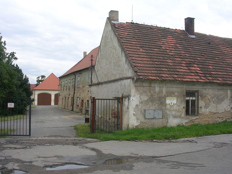 Soubor:Brandejsův statek, vjezd.jpg