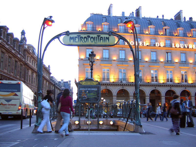 Soubor:Palais Royal station entrance.jpg