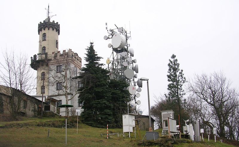 Soubor:Milešovka-meteorologická stanice.jpg