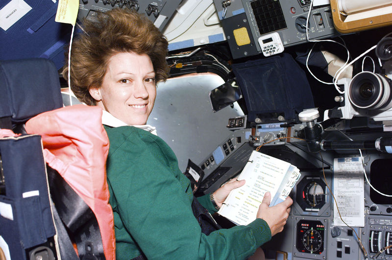 Soubor:Eileen Collins on STS-93.jpg