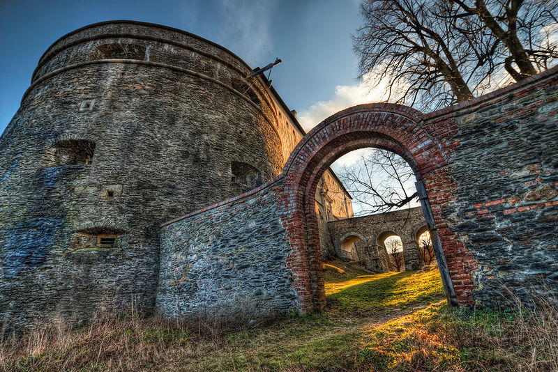 Soubor:Red Stone Gate-theodevil.jpg