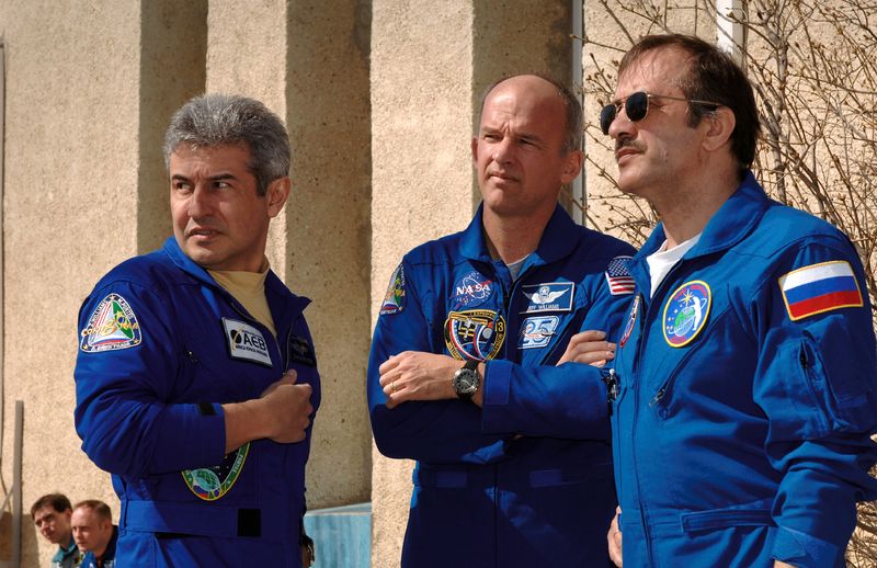 Soubor:Soyuz TMA-8 crew.jpg