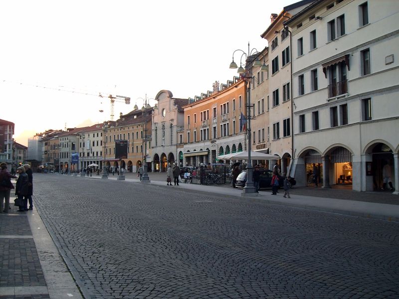 Soubor:Piazza martiri belluno tramonto.jpg