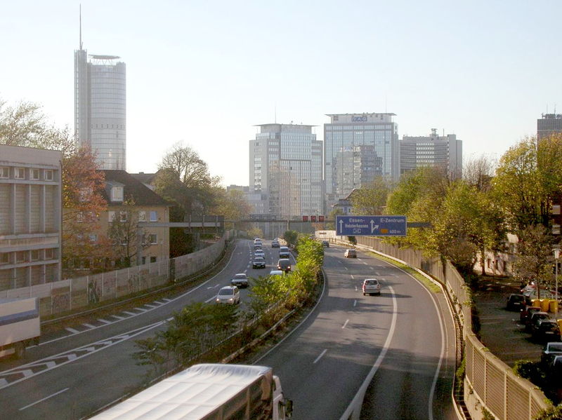 Soubor:A40-Ruhrschnellweg-Huttrop.jpg