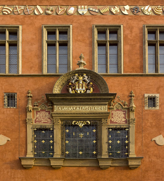 Soubor:Czech-2013-Prague-Town Hall-Old Town-Detail.jpg