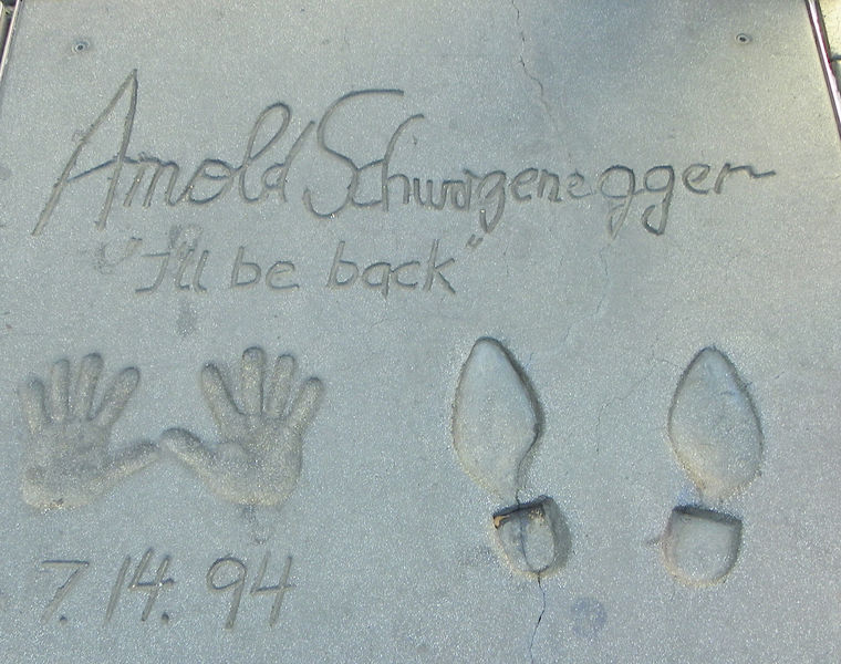 Soubor:ArnoldSchwarzeneggerGraumanHandFootprintsOct10.jpg