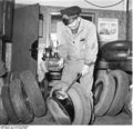 Bundesarchiv B 145 Bild-F012289-0010, Reifenwechsel an einem VW Käfer.jpg