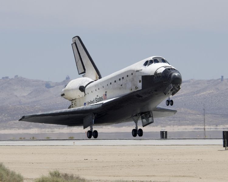 Soubor:STS-117 landing.jpg