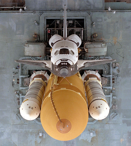 Soubor:STS-79 rollout.jpg