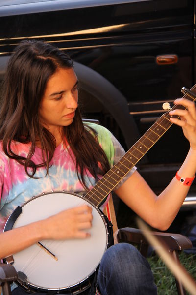 Soubor:2012 Galax female banjo.jpg