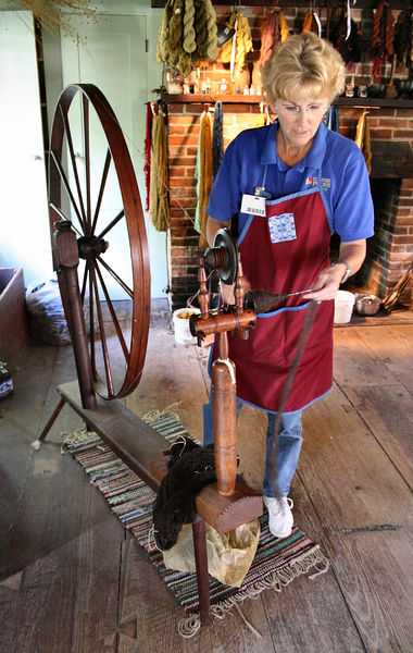 Soubor:Conner-prairie-spinning-wheel.jpg