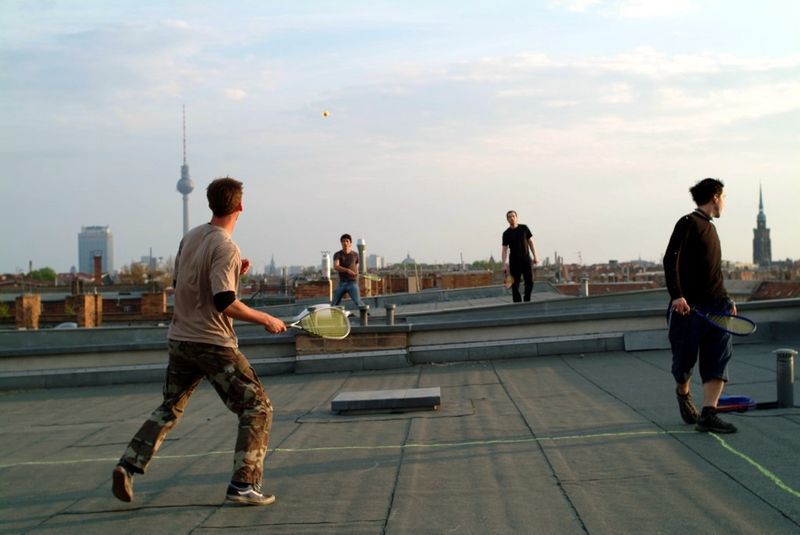 Soubor:Speedminton game on rooftop.jpg