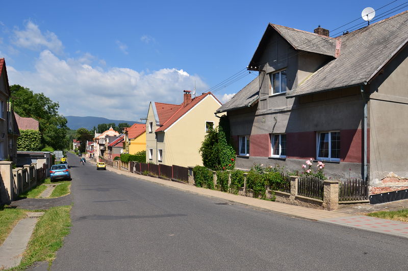 Soubor:Zabrušany 2016-07-20 Hlavní ulice.jpg