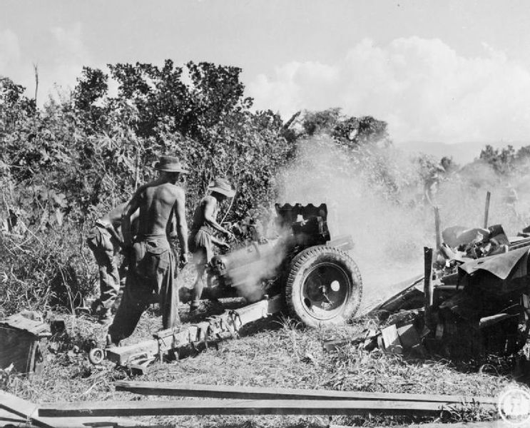 Soubor:3.7inchHowitzerInActionMawlu3November1944.jpg