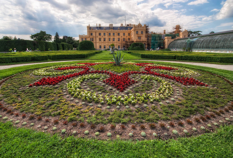 Soubor:Chateau in Lednice-theodevil.jpg