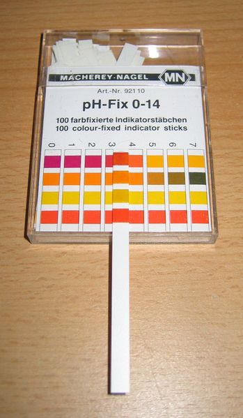 Soubor:PH indicator paper.jpg