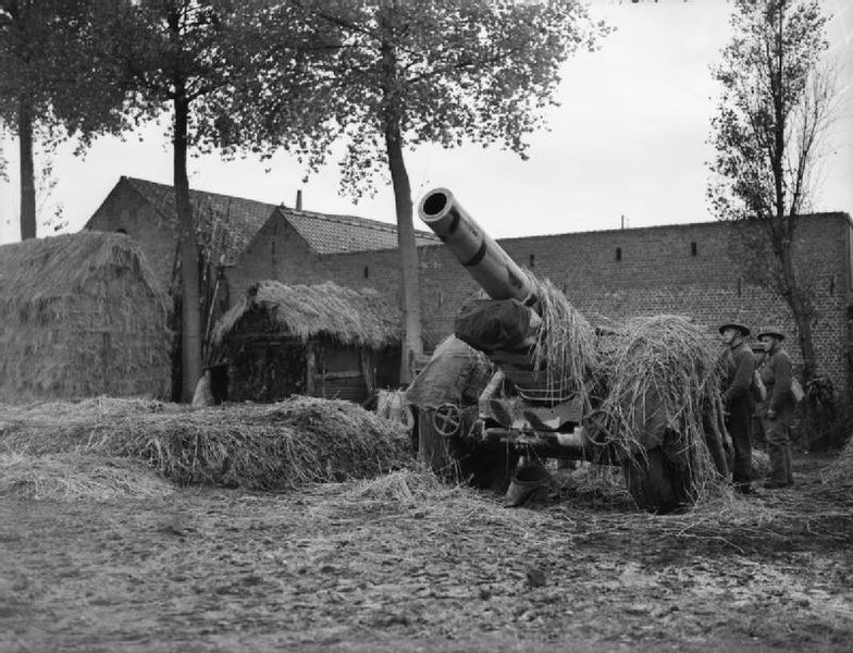 Soubor:8inchHowitzerCamouflagedLaquielle20October1939.jpg