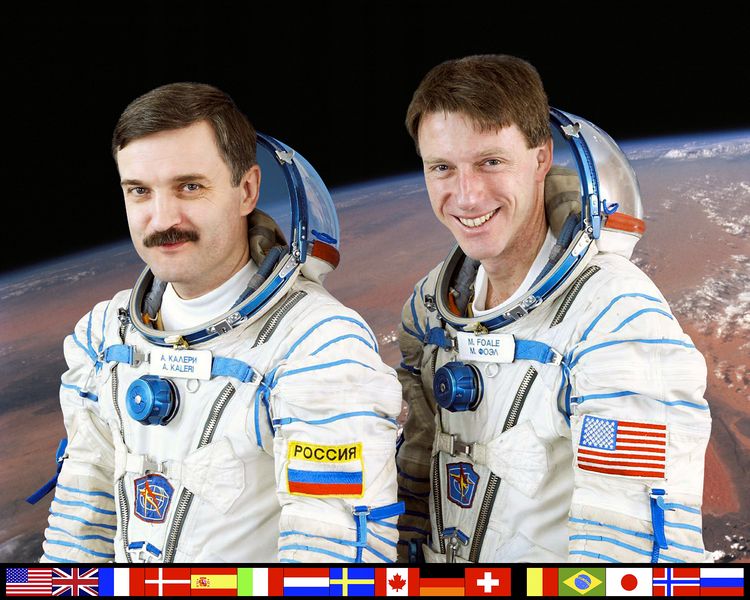 Soubor:ISS Expedition 8 crew.jpg