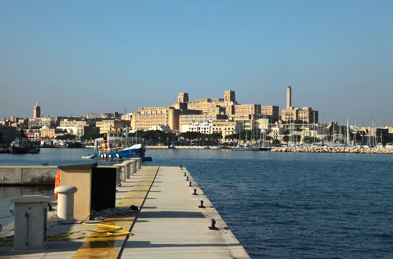 Soubor:Malta-marsamxett-harbour-stlukeshospital.jpg