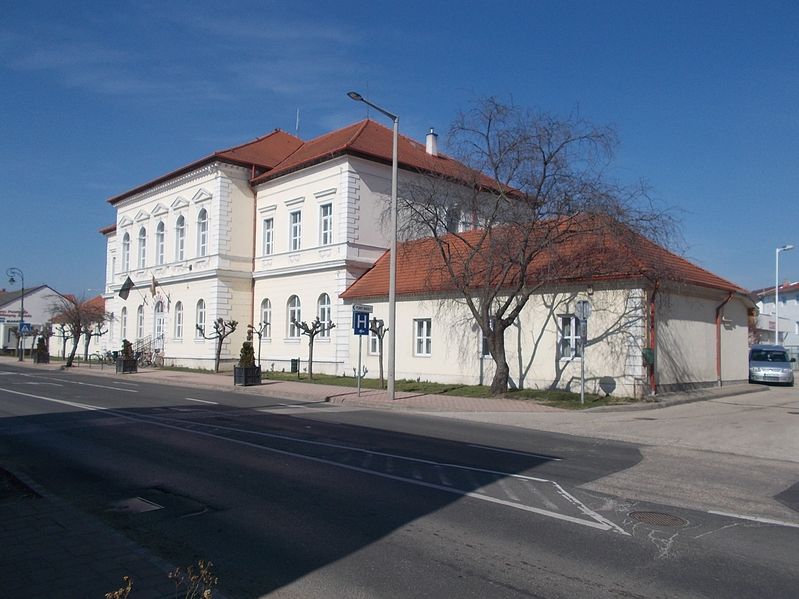 Soubor:Rathaus, 2019 Kisbér.jpg