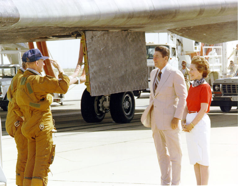 Soubor:NASA salutes Reagans.jpg