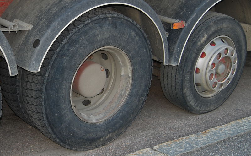 Soubor:Sisu E12 470 wheels.jpg