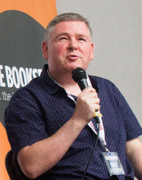 Soubor:Darren Shan (2016).jpg