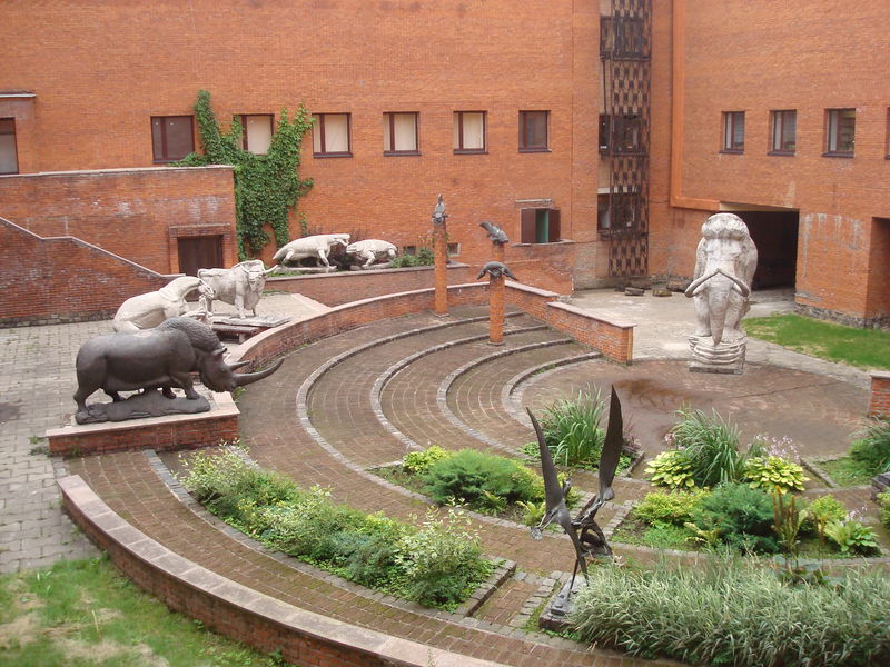 Soubor:Moscow Paleontological Museum Court.JPG