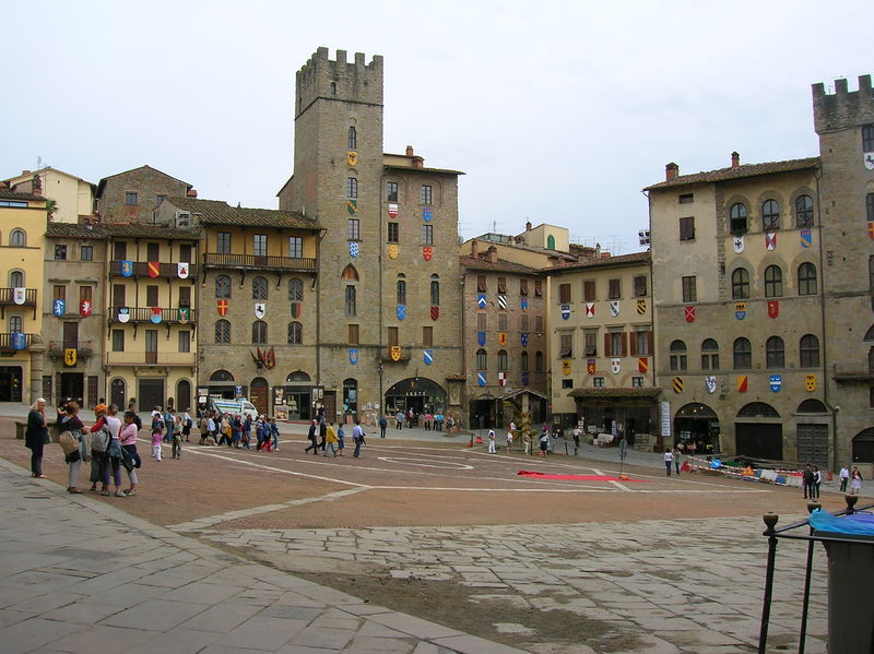 Soubor:Piazza Grande Arezzo.JPG