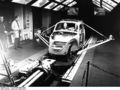 Bundesarchiv B 145 Bild-F038805-0005, Wolfsburg, Volkswagen, Crashtest, VW Käfer-Karosserie.jpg