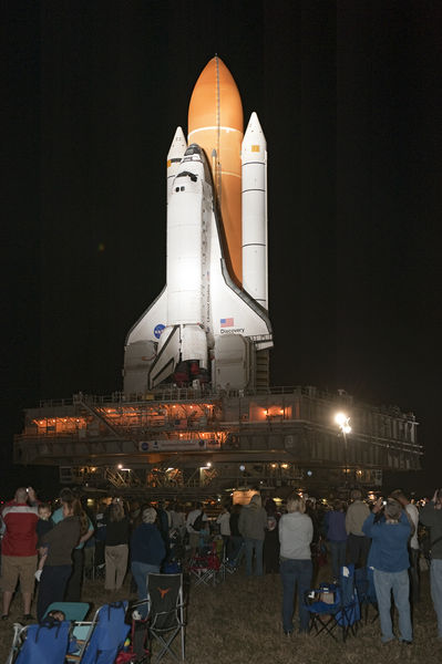 Soubor:STS-133 Discovery second rollout 3.jpg