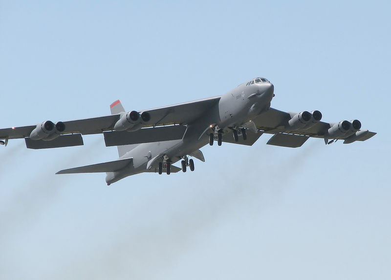 Soubor:B52.climbout.arp.jpg